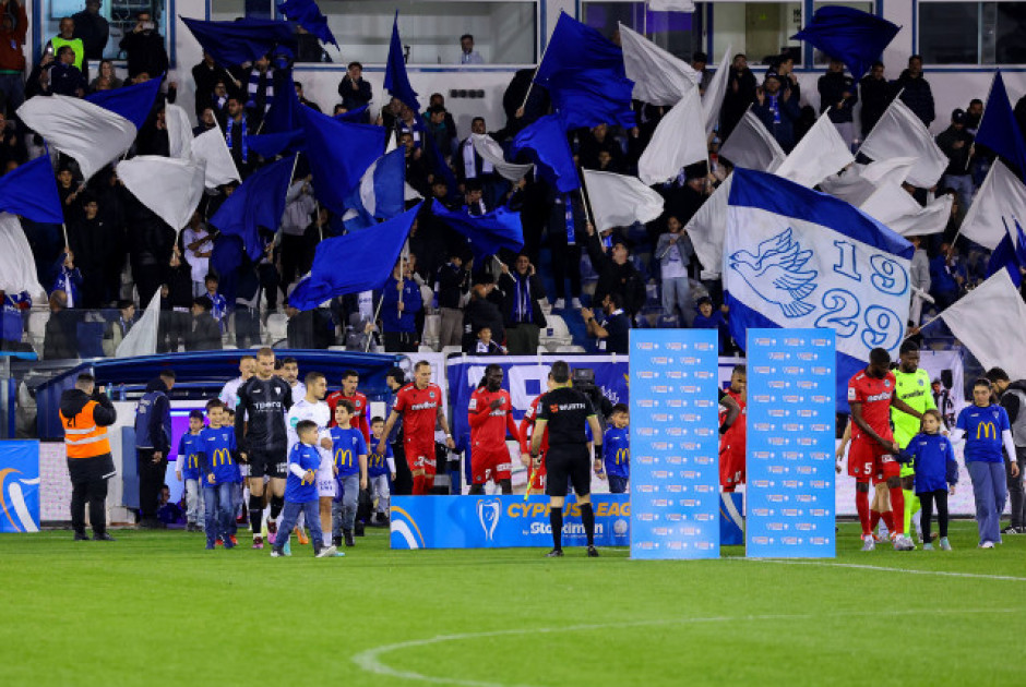 &Mu;&epsilon; &nu;ί&kappa;&eta;... &tau;&eta;&nu; &pi;&rho;&omicron;&sigma;&pi;&epsilon;&rho;&nu;ά&epsilon;&iota;