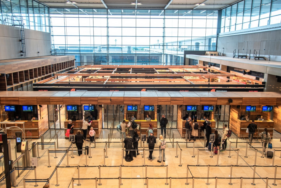 &Kappa;&alpha;&mu;ί&alpha; &pi;&tau;ή&sigma;&eta; &alpha;&pi;ό &kappa;&alpha;&iota; &pi;&rho;&omicron;&sigmaf; &tau;&omicron; &Beta;&epsilon;&rho;&omicron;&lambda;ί&nu;&omicron; - &Tau;&alpha;&lambda;&alpha;&iota;&pi;&omega;&rho;ί&alpha; &gamma;&iota;&alpha; &chi;&iota;&lambda;&iota;ά&delta;&epsilon;&sigmaf; &epsilon;&pi;&iota;&beta;ά&tau;&epsilon;&sigmaf;