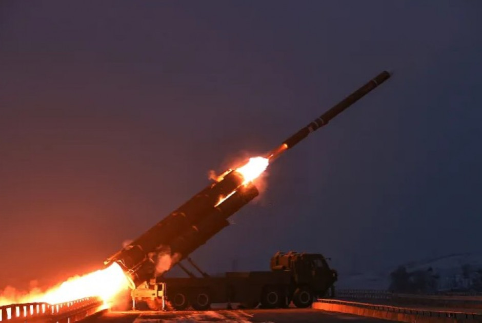 Η Βόρεια Κορέα εκτοξεύει πύραυλο στη θάλασσα εν μέσω αμυντικών ασκήσεων ΗΠΑ-Νότιας Κορέας