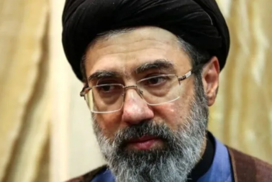 &Iota;&rho;ά&nu;: &Tau;&rho;&alpha;&upsilon;&mu;&alpha;&tau;ί&sigma;&tau;&eta;&kappa;&epsilon; &omicron; &gamma;&iota;&omicron;&sigmaf; &tau;&omicron;&upsilon; &Alpha;&lambda;ί &Chi;&alpha;&mu;&epsilon;&nu;&epsilon;ΐ &ndash; &Pi;&iota;&theta;&alpha;&nu;ό&sigmaf; &delta;&iota;ά&delta;&omicron;&chi;&omicron;&sigmaf; &sigma;&tau;&eta;&nu; &eta;&gamma;&epsilon;&sigma;ί&alpha;