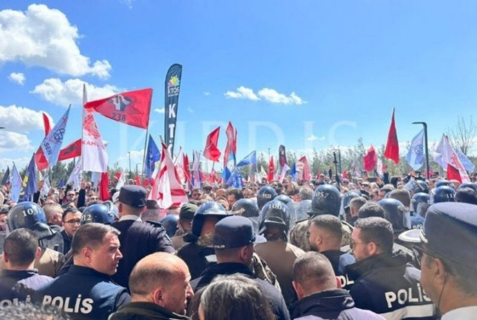 Δακρυγόνα, γκλοπ και βία έξω από την ψευδοβουλή σε διαμαρτυρία για την ΑΤΑ