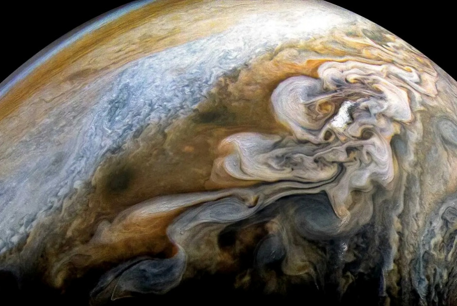 Στον πλανήτη Δία, οι κεραυνοί ξεσπούν με την ισχύ πυρηνικού όπλου