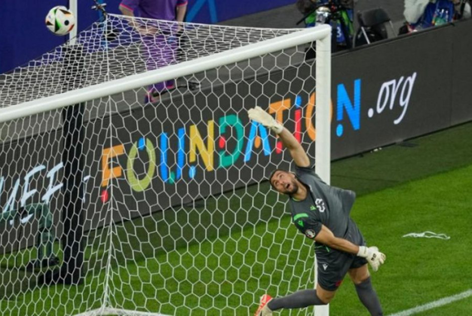 &Mu;ά&chi;&epsilon;&sigmaf; &mu;έ&chi;&rho;&iota; &tau;&epsilon;&lambda;&iota;&kappa;ή&sigmaf; &pi;&tau;ώ&sigma;&eta;&sigmaf; &sigma;&tau;&alpha; &Mu;&pi;&alpha;&rho;ά&zeta; &tau;&omicron;&upsilon; &Mu;&omicron;&upsilon;&nu;&tau;&iota;ά&lambda;