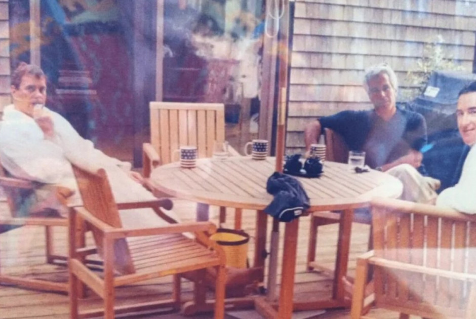 &Phi;&omega;&tau;&omicron;&gamma;&rho;&alpha;&phi;ί&alpha;-&beta;ό&mu;&beta;&alpha; &Epsilon;&pi;&sigma;&tau;ά&iota;&nu;: Ά&nu;&tau;&rho;&iota;&omicron;&upsilon; &kappa;&alpha;&iota; &Mu;ά&nu;&tau;&epsilon;&lambda;&sigma;&omicron;&nu; &gamma;ύ&rho;&omega; &alpha;&pi;ό &tau;&omicron; &tau;&rho;&alpha;&pi;έ&zeta;&iota; &tau;&omicron;&upsilon; &delta;&iota;&sigma;&epsilon;&kappa;&alpha;&tau;&omicron;&mu;&mu;&upsilon;&rho;&iota;&omicron;ύ&chi;&omicron;&upsilon;