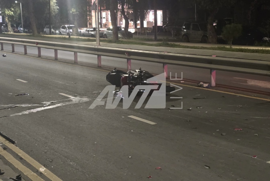 &Tau;&rho;&alpha;&gamma;&omega;&delta;ί&alpha; &sigma;&tau;&eta;&nu; ά&sigma;&phi;&alpha;&lambda;&tau;&omicron;: Έ&chi;&alpha;&sigma;&epsilon; &tau;&eta; &zeta;&omega;ή &tau;&omicron;&upsilon; &omicron; 28&chi;&rho;&omicron;&nu;&omicron;&sigmaf; &Alpha;&nu;&tau;&rho;έ&alpha;&sigmaf; - Έ&kappa;&kappa;&lambda;&eta;&sigma;&eta; &alpha;&pi;ό &tau;&iota;&sigmaf; &alpha;&rho;&chi;έ&sigmaf; (&Phi;&Omega;&Tau;&Omicron;&Sigma;)