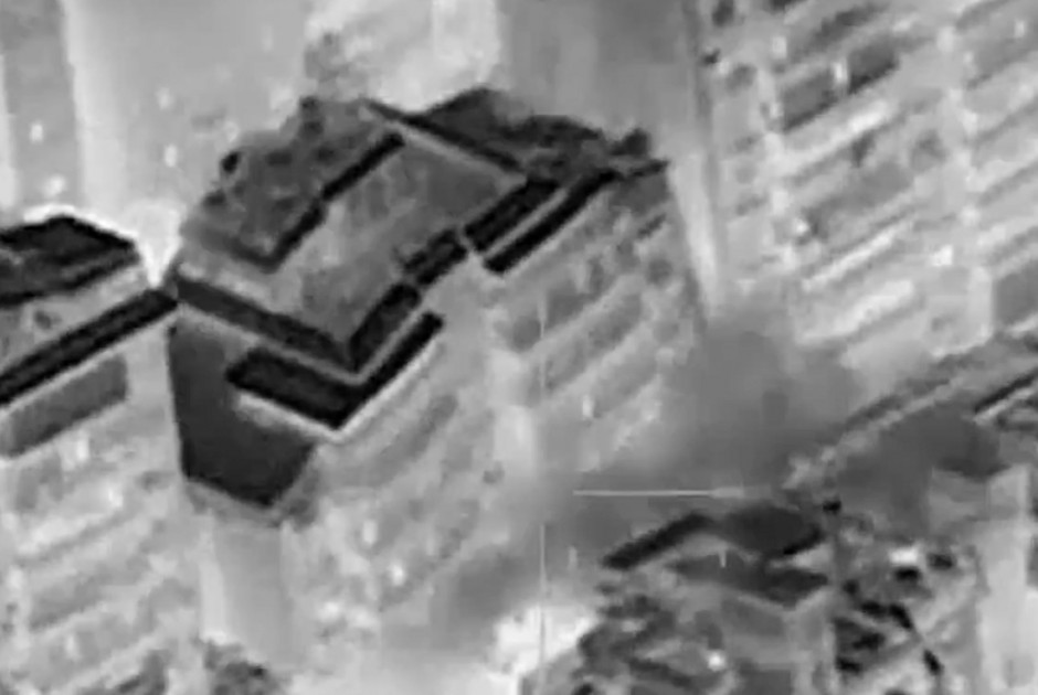 &Eta; &sigma;&tau;&iota;&gamma;&mu;ή &pi;&omicron;&upsilon; &tau;&omicron; &Iota;&sigma;&rho;&alpha;ή&lambda; &iota;&sigma;&omicron;&pi;&epsilon;&delta;ώ&nu;&epsilon;&iota; &kappa;&tau;ί&rho;&iota;&alpha; &sigma;&tau;&eta; &Beta;&eta;&rho;&upsilon;&tau;ό &ndash; Έ&pi;&epsilon;&sigma;&alpha;&nu; &sigma;&alpha;&nu; &chi;ά&rho;&tau;&iota;&nu;&omicron;&sigmaf; &pi;ύ&rho;&gamma;&omicron;&sigmaf; (&Beta;&Iota;&Nu;&Tau;&Epsilon;&Omicron;)