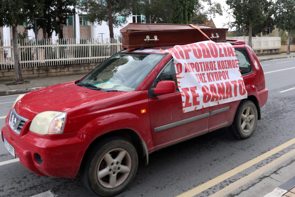 Με «φέρετρο» διαμαρτυρήθηκαν οι κτηνοτρόφοι έξω από το Προεδρικό (ΦΩΤΟΣ)