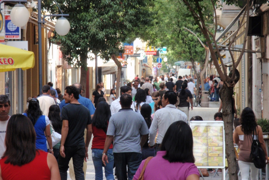 &Kappa;ύ&pi;&rho;&omicron;&sigmaf;: &Omicron;&iota; &gamma;&upsilon;&nu;&alpha;ί&kappa;&epsilon;&sigmaf; &zeta;&omicron;&upsilon;&nu; &pi;&epsilon;&rho;&iota;&sigma;&sigma;ό&tau;&epsilon;&rho;&omicron; &alpha;&pi;ό &tau;&omicron;&upsilon;&sigmaf; ά&nu;&delta;&rho;&epsilon;&sigmaf; &ndash; &Pi;ό&sigma;&omicron; ή&tau;&alpha;&nu; &tau;&omicron; &pi;&rho;&omicron;&sigma;&delta;ό&kappa;&iota;&mu;&omicron; &zeta;&omega;ή&sigmaf; &tau;&omicron; 2024