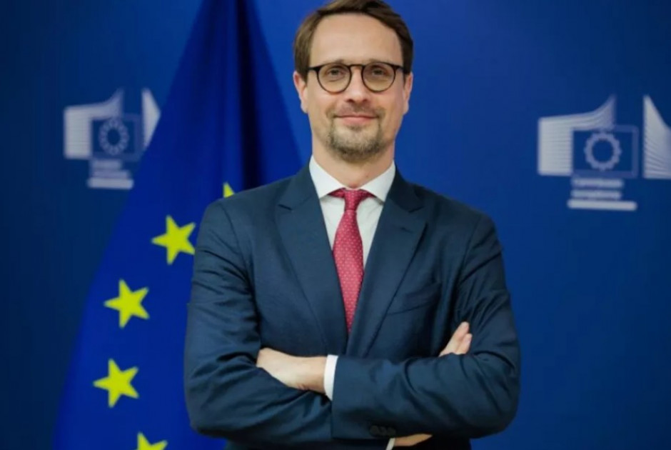 &Kappa;&omicron;&mu;&iota;&sigma;&iota;ό&nu;: &laquo;&Alpha;&pi;&alpha;&rho;ά&delta;&epsilon;&kappa;&tau;&eta; &kappa;ά&theta;&epsilon; &pi;&alpha;&rho;ά&nu;&omicron;&mu;&eta; &pi;&rho;ό&sigma;&beta;&alpha;&sigma;&eta; &sigma;&epsilon; &delta;&epsilon;&delta;&omicron;&mu;έ&nu;&alpha; &pi;&omicron;&lambda;&iota;&tau;ώ&nu;&raquo;