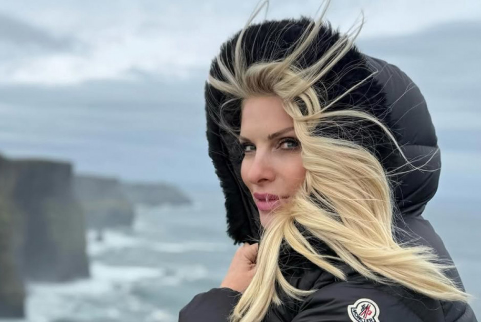 &Epsilon;&lambda;έ&nu;&eta; &Mu;&epsilon;&nu;&epsilon;&gamma;ά&kappa;&eta;: &Omicron;&iota; &phi;&omega;&tau;&omicron;&gamma;&rho;&alpha;&phi;ί&epsilon;&sigmaf; &alpha;&pi;ό &tau;&omicron; &tau;&alpha;&xi;ί&delta;&iota; &tau;&eta;&sigmaf; &sigma;&tau;&eta;&nu; &Iota;&rho;&lambda;&alpha;&nu;&delta;ί&alpha;