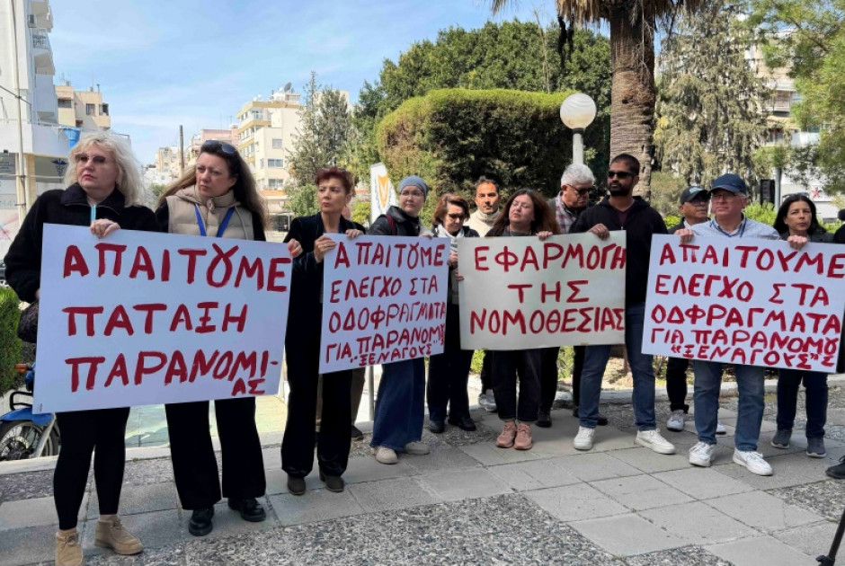 Πάταξη παράνομων ξεναγήσεων και επιτήρηση μνημείων ζητούν οι ξεναγοί