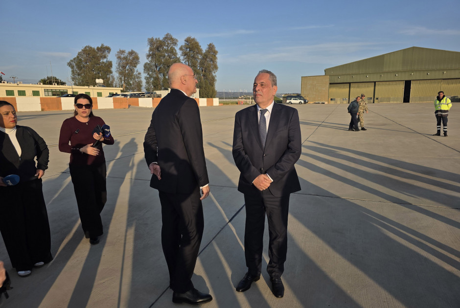 &Sigma;&tau;&eta; &beta;ά&sigma;&eta; &laquo;&Alpha;&nu;&delta;&rho;έ&alpha;&sigmaf; &Pi;&alpha;&pi;&alpha;&nu;&delta;&rho;έ&omicron;&upsilon;&raquo; &Delta;έ&nu;&delta;&iota;&alpha;&sigmaf; &kappa;&alpha;&iota; &Pi;ά&lambda;&mu;&alpha;&sigmaf;