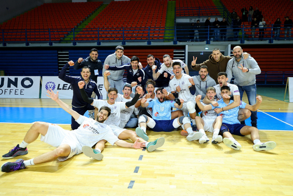 &Pi;&Rho;&Omega;&Tau;&Alpha;&Theta;&Lambda;&Eta;&Tau;&Eta;&Sigma; back-to-back &omicron; &Pi;&alpha;&phi;&iota;&alpha;&kappa;ό&sigmaf;