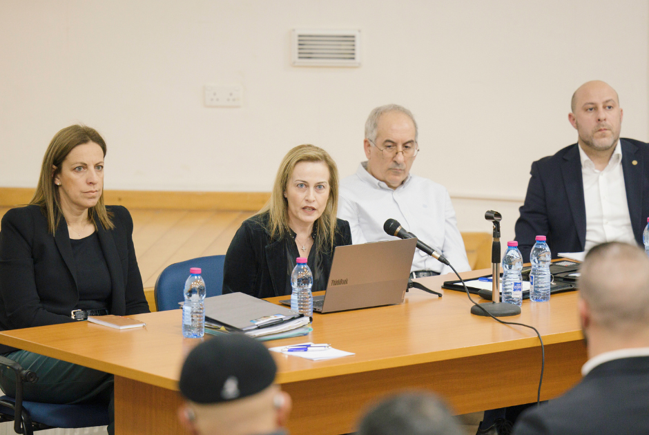 &Pi;.&Epsilon;.&Pi;.: &Delta;&iota;&kappa;&alpha;&iota;ώ&mu;&alpha;&tau;&alpha; &kappa;&alpha;&iota; &sigma;&tau;ή&rho;&iota;&xi;&eta; &pi;&rho;&omicron;&sigma;&phi;ύ&gamma;&omega;&nu; &sigma;&tau;&omicron; &epsilon;&pi;ί&kappa;&epsilon;&nu;&tau;&rho;&omicron; &pi;&alpha;&rho;&omicron;&upsilon;&sigma;ί&alpha;&sigma;&eta;&sigmaf; &sigma;&tau;&eta; &Lambda;&epsilon;&mu;&epsilon;&sigma;ό