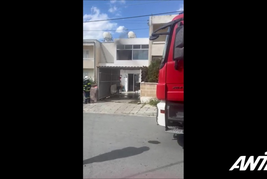 Πυρκαγιά σε οικία στα Λατσιά - Εξήλθαν ασφαλή τα άτομα (BINTEO)