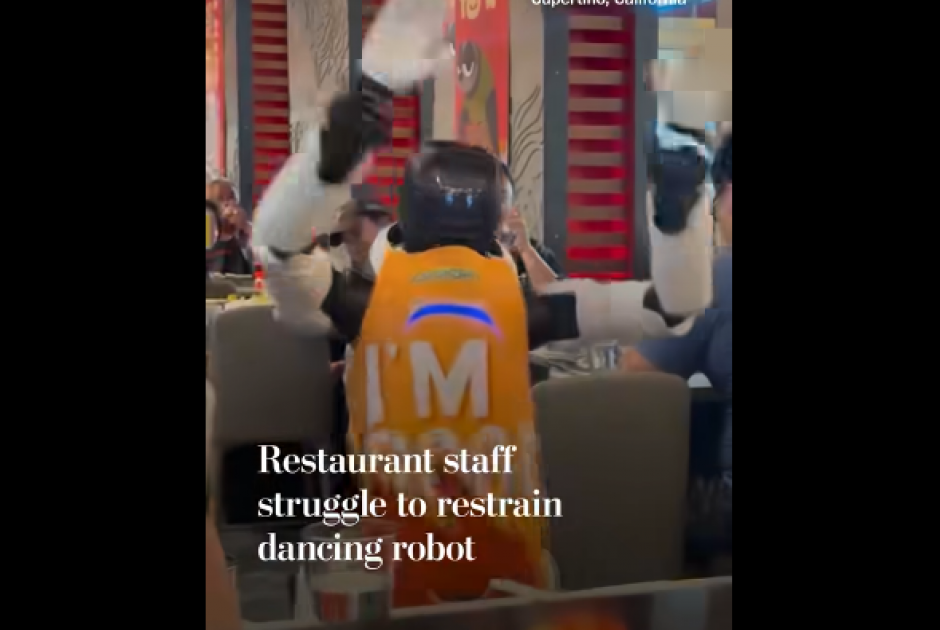 Ρομπότ σε εστιατόριο βγήκε εκτός ελέγχου, δεν σταματούσε να χορεύει και εκτόξευε φαγητά σε πελάτες