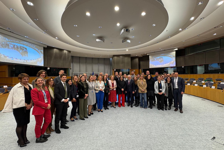 &Eta; &Epsilon;&Epsilon; &epsilon;&kappa;&sigma;&upsilon;&gamma;&chi;&rho;&omicron;&nu;ί&zeta;&epsilon;&iota; &tau;&alpha; &tau;&epsilon;&lambda;&omega;&nu;&epsilon;ί&alpha;: &Epsilon;&nu;&iota;&alpha;ί&omicron;&sigmaf; &kappa;ό&mu;&beta;&omicron;&sigmaf; &delta;&epsilon;&delta;&omicron;&mu;έ&nu;&omega;&nu;, έ&lambda;&epsilon;&gamma;&chi;&omicron;&iota; &kappa;&alpha;&iota; &alpha;&pi;&lambda;&omicron;&upsilon;&sigma;&tau;&epsilon;ύ&sigma;&epsilon;&iota;&sigmaf; &gamma;&iota;&alpha; &epsilon;&mu;&pi;ό&rho;&omicron;&upsilon;&sigmaf;