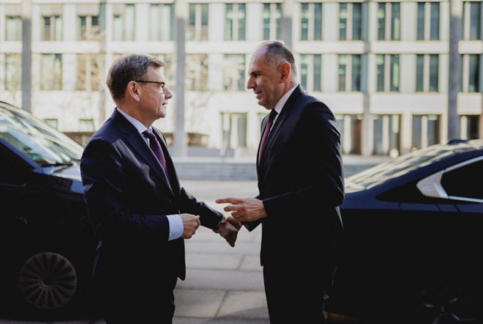 &Gamma;&epsilon;&rho;&mu;&alpha;&nu;ό&sigmaf; &Upsilon;&Pi;&Epsilon;&Xi;: &laquo;&Eta; &Gamma;&epsilon;&rho;&mu;&alpha;&nu;ί&alpha; &sigma;&tau;&omicron; &pi;&lambda;&epsilon;&upsilon;&rho;ό &tau;&eta;&sigmaf; &Kappa;ύ&pi;&rho;&omicron;&sigmaf; ό&pi;&omicron;&tau;&epsilon; &chi;&rho;&epsilon;&iota;&alpha;&sigma;&tau;&epsilon;ί&raquo;