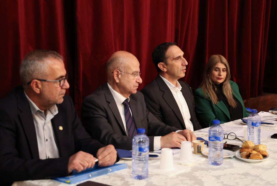 &Upsilon;&Pi;&Epsilon;&Sigma;: Έ&rho;&gamma;&alpha; &euro;43 &epsilon;&kappa;&alpha;&tau;. &sigma;&tau;&iota;&sigmaf; &kappa;&omicron;&iota;&nu;ό&tau;&eta;&tau;&epsilon;&sigmaf; &phi;έ&tau;&omicron;&sigmaf;