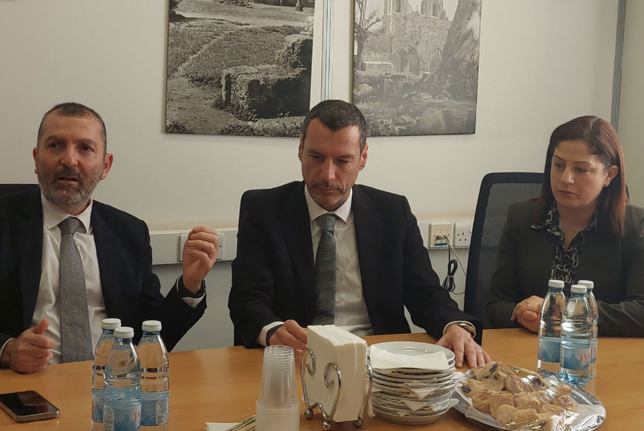 &Upsilon;&pi;&omicron;&upsilon;&rho;&gamma;ό&sigmaf; &Upsilon;&gamma;&epsilon;ί&alpha;&sigmaf;: &Sigma;&tau;ό&chi;&omicron;&sigmaf; &mu;&alpha;&sigmaf; &epsilon;ί&nu;&alpha;&iota; &eta; &sigma;&upsilon;&nu;&epsilon;&chi;ή&sigmaf; &alpha;&nu;&alpha;&beta;ά&theta;&mu;&iota;&sigma;&eta; &tau;&omega;&nu; &delta;&eta;&mu;ό&sigma;&iota;&omega;&nu; &nu;&omicron;&sigma;&eta;&lambda;&epsilon;&upsilon;&tau;&eta;&rho;ί&omega;&nu; &sigma;&tau;&eta; &Kappa;ύ&pi;&rho;&omicron;