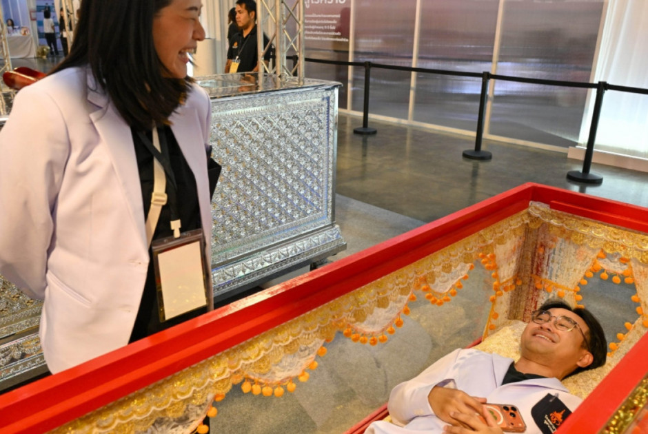 &Phi;&epsilon;&sigma;&tau;&iota;&beta;ά&lambda; &Theta;&alpha;&nu;ά&tau;&omicron;&upsilon;: &Omicron;&iota; &epsilon;&pi;&iota;&sigma;&kappa;έ&pi;&tau;&epsilon;&sigmaf; &xi;&alpha;&pi;&lambda;ώ&nu;&omicron;&upsilon;&nu; &sigma;&epsilon; &phi;έ&rho;&epsilon;&tau;&rho;&alpha; &gamma;&iota;&alpha; &nu;&alpha; &alpha;&nu;&tau;&iota;&mu;&epsilon;&tau;&omega;&pi;ί&sigma;&omicron;&upsilon;&nu; &tau;&omicron;&nu; &phi;ό&beta;&omicron; &tau;&omicron;&upsilon; &tau;έ&lambda;&omicron;&upsilon;&sigmaf;