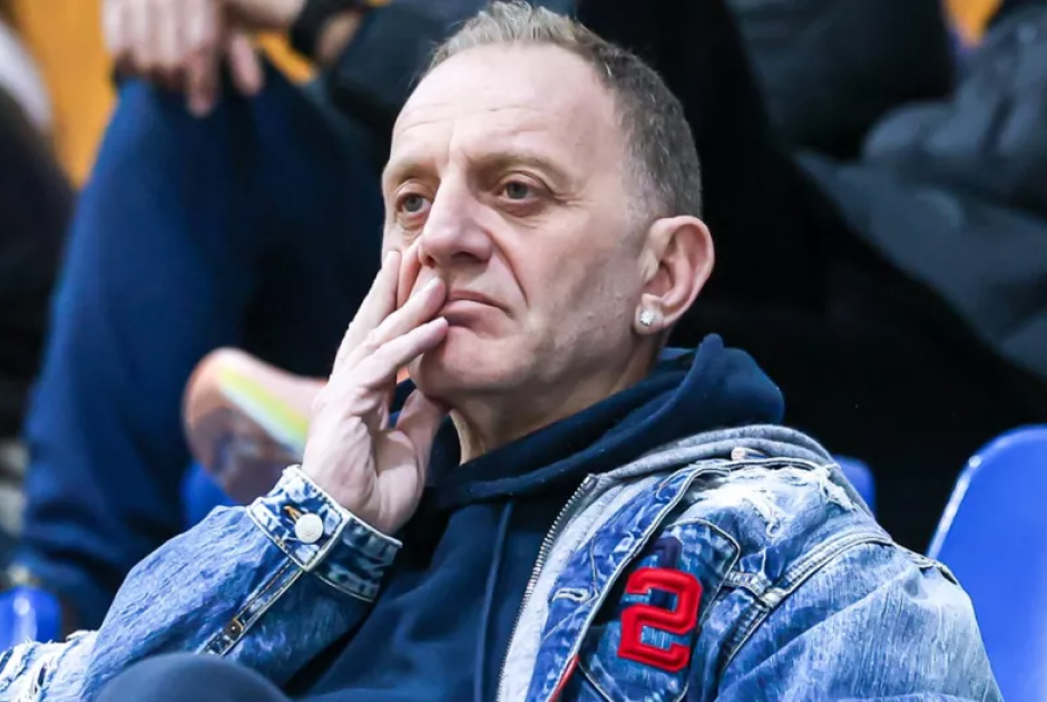 &Alpha;&nu;&omicron;ί&gamma;&epsilon;&iota; &tau;&alpha; &chi;&alpha;&rho;&tau;&iota;ά &tau;&omicron;&upsilon; &omicron; &pi;&rho;ό&epsilon;&delta;&rho;&omicron;&sigmaf; &tau;&omicron;&upsilon; &Alpha;&Pi;&Omicron;&Epsilon;&Lambda;: &Mu;&iota;&lambda;ά &sigma;&tau;&alpha; &Mu;&Mu;&Epsilon; &kappa;&alpha;&iota; &sigma;&tau;&omicron;&nu; &kappa;ό&sigma;&mu;&omicron; &omicron; &Chi;ά&rho;&eta;&sigmaf; &Phi;&omega;&tau;ί&omicron;&upsilon;