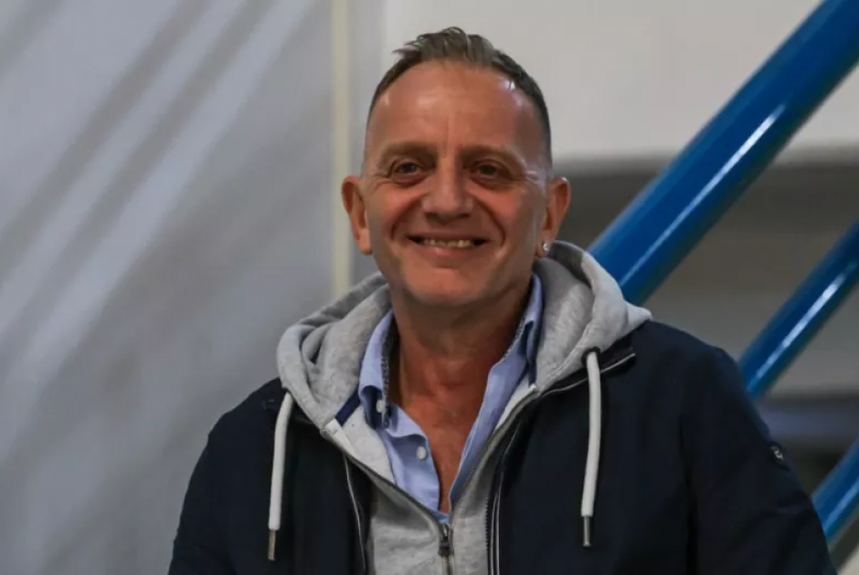 &Pi;&epsilon;&rho;&iota;&mu;έ&nu;&omicron;&upsilon;&nu; &nu;&alpha; &alpha;&kappa;&omicron;ύ&sigma;&omicron;&upsilon;&nu;