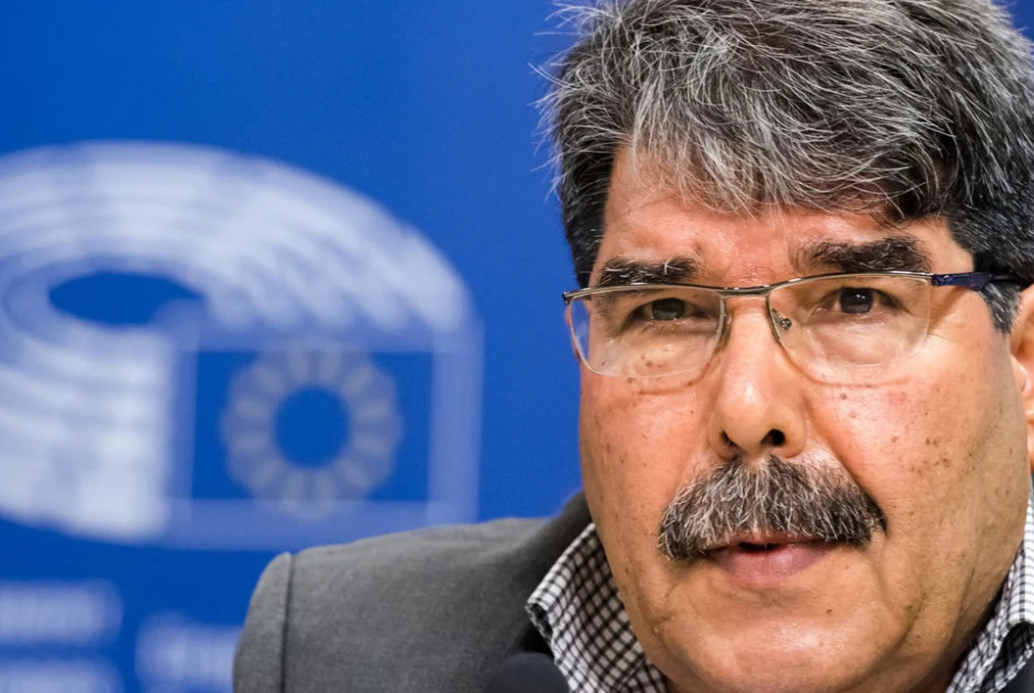 &Sigma;ά&lambda;&epsilon;&chi; &Mu;&omicron;ύ&sigma;&lambda;&iota;&mu;: &Pi;έ&theta;&alpha;&nu;&epsilon; &omicron; &eta;&gamma;έ&tau;&eta;&sigmaf; &tau;&omega;&nu; &Kappa;&omicron;ύ&rho;&delta;&omega;&nu; &tau;&eta;&sigmaf; &Rho;&omicron;&zeta;ά&beta;&alpha;&sigmaf;