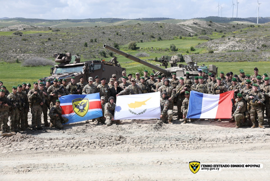 &Sigma;&upsilon;&nu;&epsilon;&kappa;&pi;&alpha;ί&delta;&epsilon;&upsilon;&sigma;&eta; &Epsilon;&theta;&nu;&iota;&kappa;ή&sigmaf; &Phi;&rho;&omicron;&upsilon;&rho;ά&sigmaf; &mu;&epsilon; &tau;&iota;&sigmaf; Έ&nu;&omicron;&pi;&lambda;&epsilon;&sigmaf; &Delta;&upsilon;&nu;ά&mu;&epsilon;&iota;&sigmaf; &tau;&eta;&sigmaf; &Gamma;&alpha;&lambda;&lambda;ί&alpha;&sigmaf;