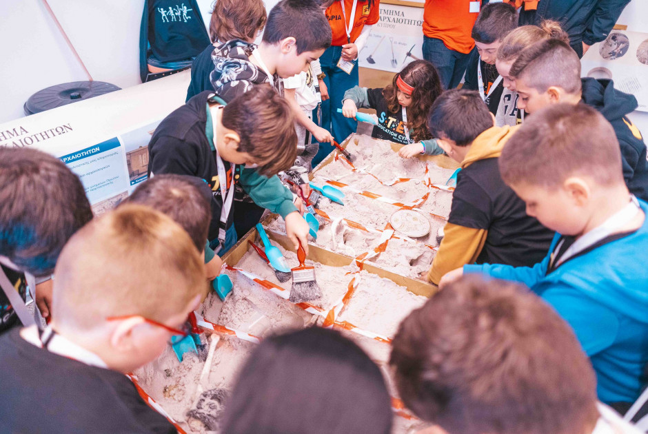 &Omicron;&iota; &Alpha;&rho;&chi;&alpha;&iota;&omicron;&lambda;ό&gamma;&omicron;&iota; &tau;&omicron;&upsilon; &mu;έ&lambda;&lambda;&omicron;&nu;&tau;&omicron;&sigmaf; &xi;&epsilon;&chi;ώ&rho;&iota;&sigma;&alpha;&nu; &sigma;&tau;&omicron; &pi;&rho;&omega;&tau;ά&theta;&lambda;&eta;&mu;&alpha; &rho;&omicron;&mu;&pi;&omicron;&tau;&iota;&kappa;ή&sigmaf; FIRST&reg; LEGO&reg; League Cyprus 2026