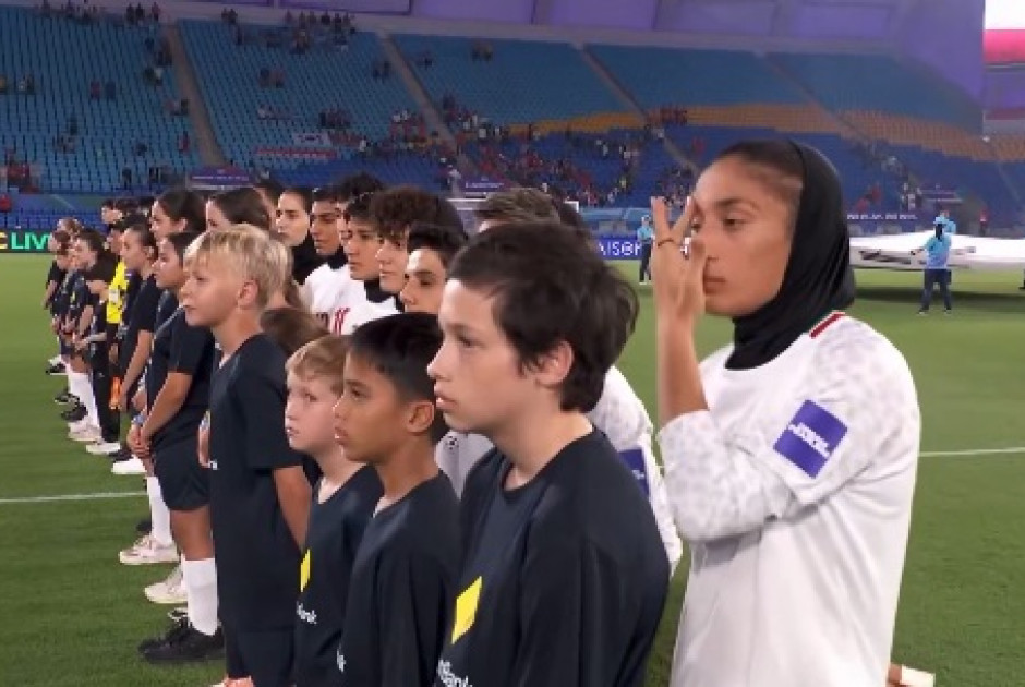 H &epsilon;&theta;&nu;&iota;&kappa;ή &omicron;&mu;ά&delta;&alpha; &tau;&omicron;&upsilon; &Iota;&rho;ά&nu; &alpha;&rho;&nu;ή&theta;&eta;&kappa;&epsilon; &nu;&alpha; &tau;&rho;&alpha;&gamma;&omicron;&upsilon;&delta;ί&sigma;&epsilon;&iota; &tau;&omicron;&nu; ύ&mu;&nu;&omicron; &tau;&eta;&sigmaf; &chi;ώ&rho;&alpha; &tau;&omicron;&upsilon;&sigmaf; (&Beta;&Iota;&Nu;&Tau;&Epsilon;&Omicron;)