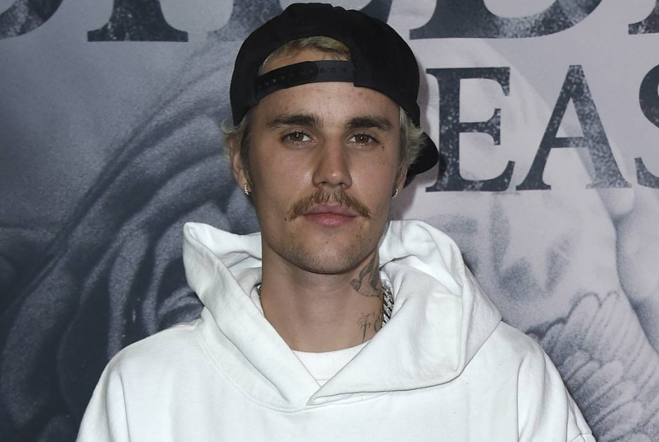 Εκνευρισμένος ο Τζάστιν Μπίμπερ πέταξε μπουκάλι νερού σε παπαράτσι