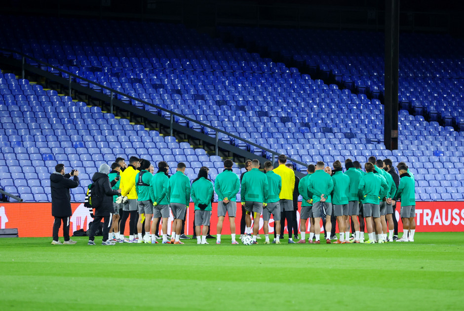 &Eta; &pi;&rho;&omicron;&pi;ό&nu;&eta;&sigma;&eta; &tau;&eta;&sigmaf; &Alpha;&Epsilon;&Kappa; &sigma;&tau;&omicron; Selhurst Park (&Phi;&Omega;&Tau;&Omicron;&Sigma;)