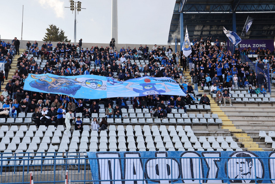 Μικροένταση στην εξέδρα: Λεκτικό επεισόδιο οπαδού με Ντουμπόφ και αποχώρηση πριν το τέλος