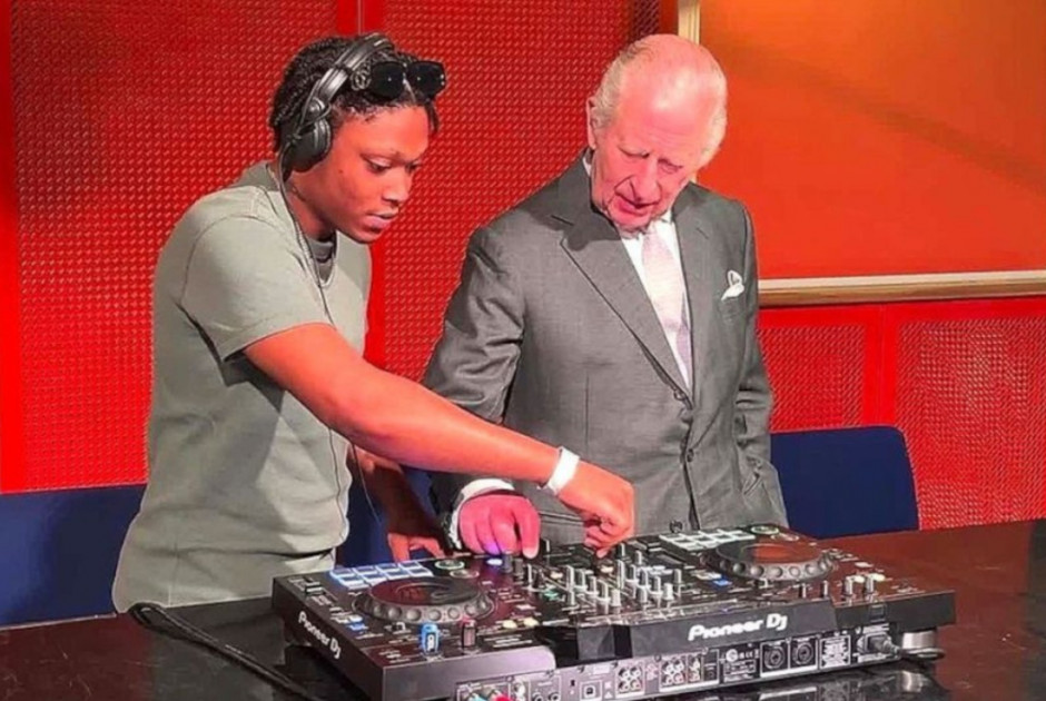 &Alpha;&pi;ό &tau;&omicron; &pi;&alpha;&lambda;ά&tau;&iota;... &sigma;&tau;&alpha; decks &omicron; &beta;&alpha;&sigma;&iota;&lambda;&iota;ά&sigmaf; &Kappa;ά&rho;&omicron;&lambda;&omicron;&sigmaf;: Έ&gamma;&iota;&nu;&epsilon; DJ &gamma;&iota;&alpha; &lambda;ί&gamma;&omicron; - &laquo;&Delta;&epsilon;&nu; &epsilon;ί&nu;&alpha;&iota; &tau;ό&sigma;&omicron; &epsilon;ύ&kappa;&omicron;&lambda;&omicron; ό&sigma;&omicron; &phi;&alpha;ί&nu;&epsilon;&tau;