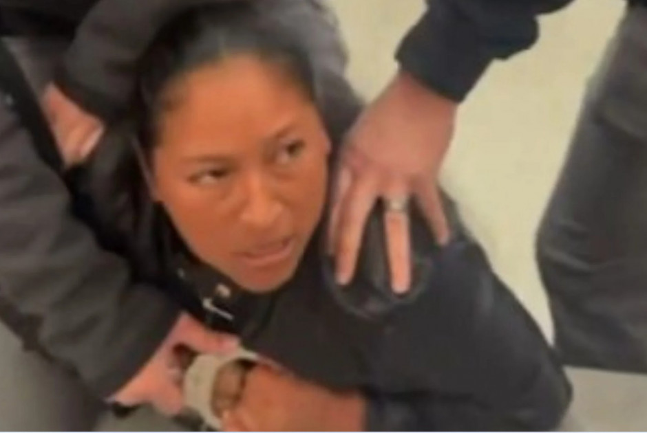 &Eta;&Pi;&Alpha;: &laquo;&Tau;&rho;ό&mu;&omicron;&sigmaf; &kappa;&alpha;&iota; &chi;ά&omicron;&sigmaf;&raquo; &mu;&epsilon;&tau;ά &alpha;&pi;ό &sigma;ύ&lambda;&lambda;&eta;&psi;&eta; &gamma;&upsilon;&nu;&alpha;ί&kappa;&alpha;&sigmaf; &alpha;&pi;ό &pi;&rho;ά&kappa;&tau;&omicron;&rho;&epsilon;&sigmaf; &tau;&eta;&sigmaf; ICE &sigma;&epsilon; &alpha;&epsilon;&rho;&omicron;&delta;&rho;ό&mu;&iota;&omicron;