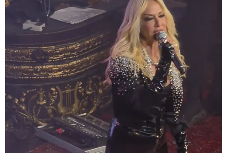 &Eta; Ά&nu;&nu;&alpha; &Beta;ί&sigma;&sigma;&eta; &alpha;&pi;&omicron;&chi;&alpha;&iota;&rho;έ&tau;&eta;&sigma;&epsilon; &tau;&eta; &Mu;&alpha;&rho;&iota;&nu;έ&lambda;&lambda;&alpha; &alpha;&pi;ό &tau;&eta; &sigma;&kappa;&eta;&nu;ή: Έ&nu;&alpha;&sigmaf; &theta;&rho;ύ&lambda;&omicron;&sigmaf; &pi;&omicron;&upsilon; &theta;&alpha; &mu;&epsilon;ί&nu;&epsilon;&iota; &sigma;&tau;&eta;&nu; &alpha;&iota;&omega;&nu;&iota;ό&tau;&eta;&tau;&alpha;