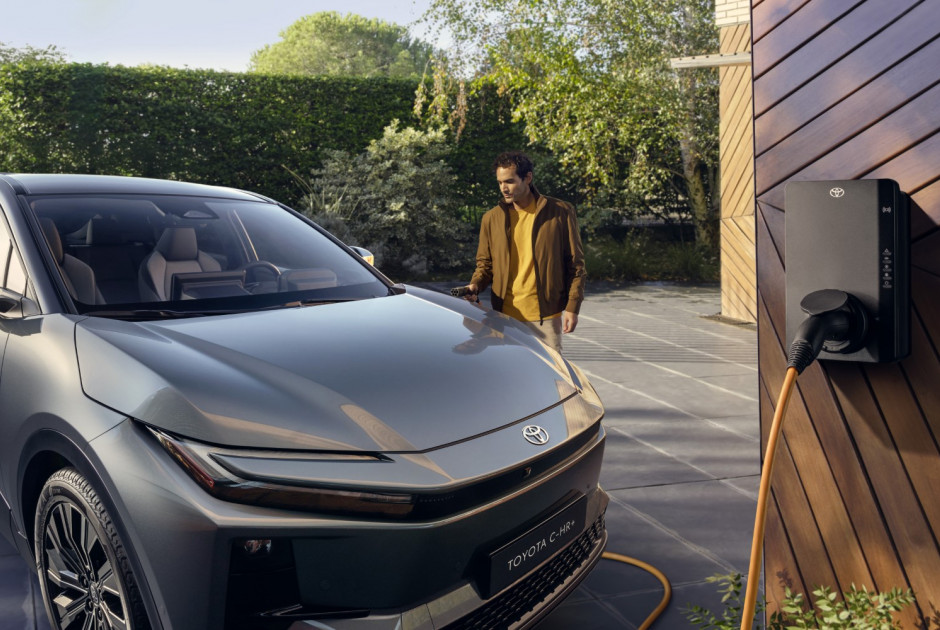 &Eta; Toyota &epsilon;&pi;&iota;&tau;&alpha;&chi;ύ&nu;&epsilon;&iota; &tau;&eta; &sigma;&tau;&rho;&alpha;&tau;&eta;&gamma;&iota;&kappa;ή &tau;&eta;&sigmaf; &gamma;&iota;&alpha; &tau;&eta;&nu; &eta;&lambda;&epsilon;&kappa;&tau;&rho;&omicron;&kappa;ί&nu;&eta;&sigma;&eta; &sigma;&tau;&eta;&nu; &Epsilon;&upsilon;&rho;ώ&pi;&eta;