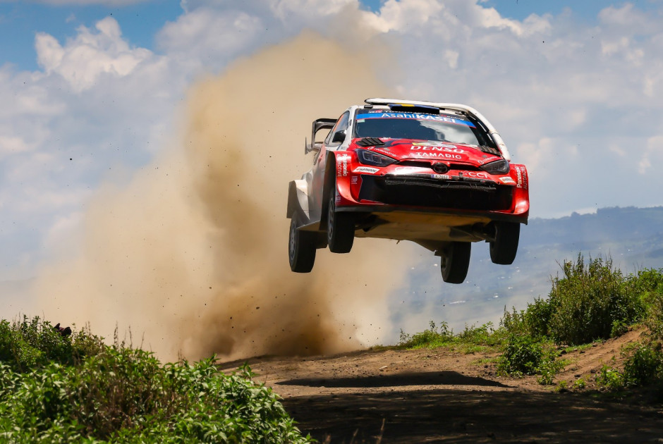 &Omicron; Katsuta &omicron;&delta;&eta;&gamma;&epsilon;ί &tau;&eta;&nu; Toyota &sigma;&epsilon; &alpha;&kappa;ό&mu;&eta; &mu;&iota;&alpha; &theta;&rho;&iota;&alpha;&mu;&beta;&epsilon;&upsilon;&tau;&iota;&kappa;ή &nu;ί&kappa;&eta; &sigma;&tau;&omicron; &Rho;ά&lambda;&iota; &Sigma;&alpha;&phi;ά&rho;&iota;