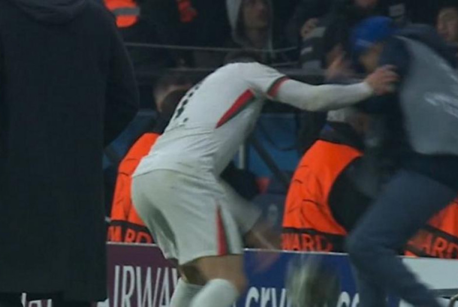 Η UEFA ξεκινά έρευνα κατά του Πέδρο Νέτο για σπρώξιμο σε ball boy της Παρί