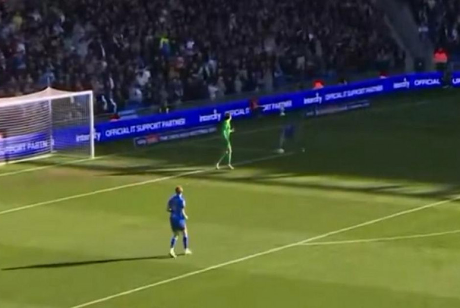 Φοβερό blooper, ξέχασε τη φάση, έπιασε την μπάλα κι έκανε πέναλτι!