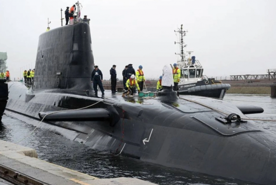 Daily Mail: Βρετανικό πυρηνοκίνητο υποβρύχιο στην Αραβική Θάλασσα