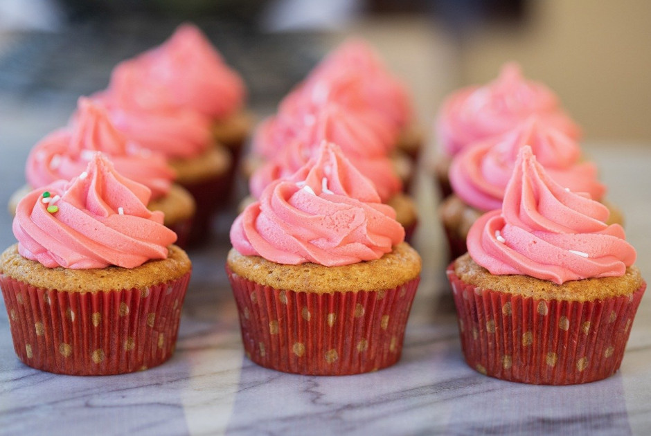 &Epsilon;&omicron;&rho;&tau;&omicron;&lambda;ό&gamma;&iota;&omicron;: &Pi;&omicron;&iota;&omicron;&iota; &gamma;&iota;&omicron;&rho;&tau;ά&zeta;&omicron;&upsilon;&nu; &sigma;ή&mu;&epsilon;&rho;&alpha;, 12 &Mu;&alpha;&rho;&tau;ί&omicron;&upsilon;