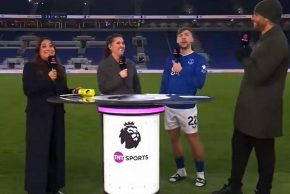 Ακούστηκαν πανηγυρισμοί οπαδών της Έβερτον σε flash interview για το γκολ που δέχθηκε η Λίβερπουλ στο 94'!