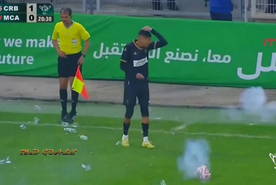 Χάος στην Αλγερία: Δεκάδες μπουκάλια και δυναμιτάκια πάνω σε παίκτη την ώρα που εκτελεί φάουλ!