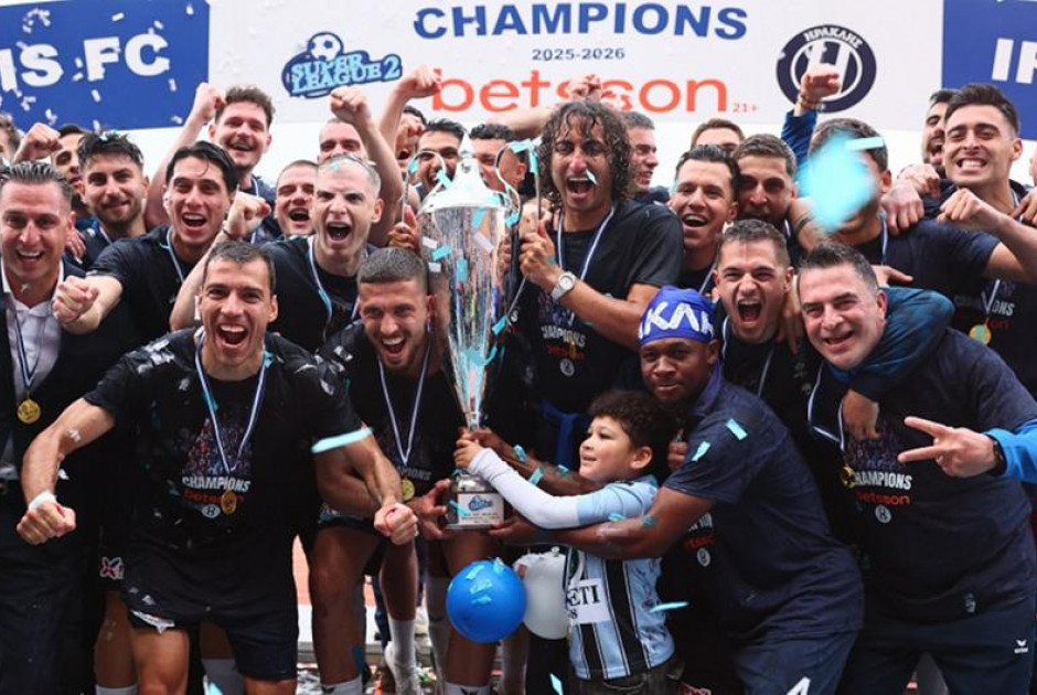 &laquo;Ό&pi;&omega;&sigmaf; &pi;&alpha;&lambda;&iota;ά&raquo;: &Sigma;ή&kappa;&omega;&sigma;&epsilon; &tau;&eta;&nu; &kappa;&omicron;ύ&pi;&alpha; &tau;&omicron;&upsilon; &pi;&rho;&omega;&tau;&alpha;&theta;&lambda;&eta;&tau;ή &kappa;&alpha;&iota; &epsilon;&pi;&iota;&sigma;&tau;&rho;έ&phi;&epsilon;&iota; &epsilon;&kappa;&epsilon;ί &pi;&omicron;&upsilon; &alpha;&nu;ή&kappa;&epsilon;&iota; &omicron; &Eta;&rho;&alpha;&kappa;&lambda;ή&sigmaf;! (&Phi;&Omega;&Tau;&Omicron;)