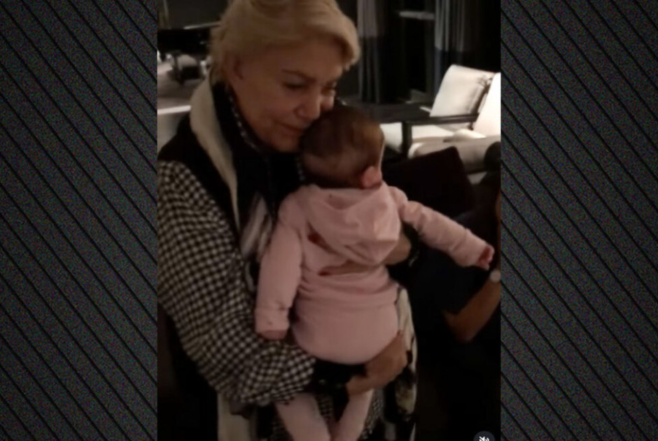 &Tau;&omicron; &sigma;&upsilon;&gamma;&kappa;&iota;&nu;&eta;&tau;&iota;&kappa;ό &beta;ί&nu;&tau;&epsilon;&omicron; &mu;&epsilon; &tau;&eta; &Mu;&alpha;&rho;&iota;&nu;έ&lambda;&lambda;&alpha; &nu;&alpha; &kappa;&omicron;&iota;&mu;ί&zeta;&epsilon;&iota; &tau;&eta;&nu; &kappa;ό&rho;&eta; &tau;&eta;&sigmaf; Ή&beta;&eta;&sigmaf; &Alpha;&delta;ά&mu;&omicron;&upsilon; &sigma;&tau;&eta;&nu; &alpha;&gamma;&kappa;&alpha;&lambda;&iota;ά &tau;&eta;&sigmaf;