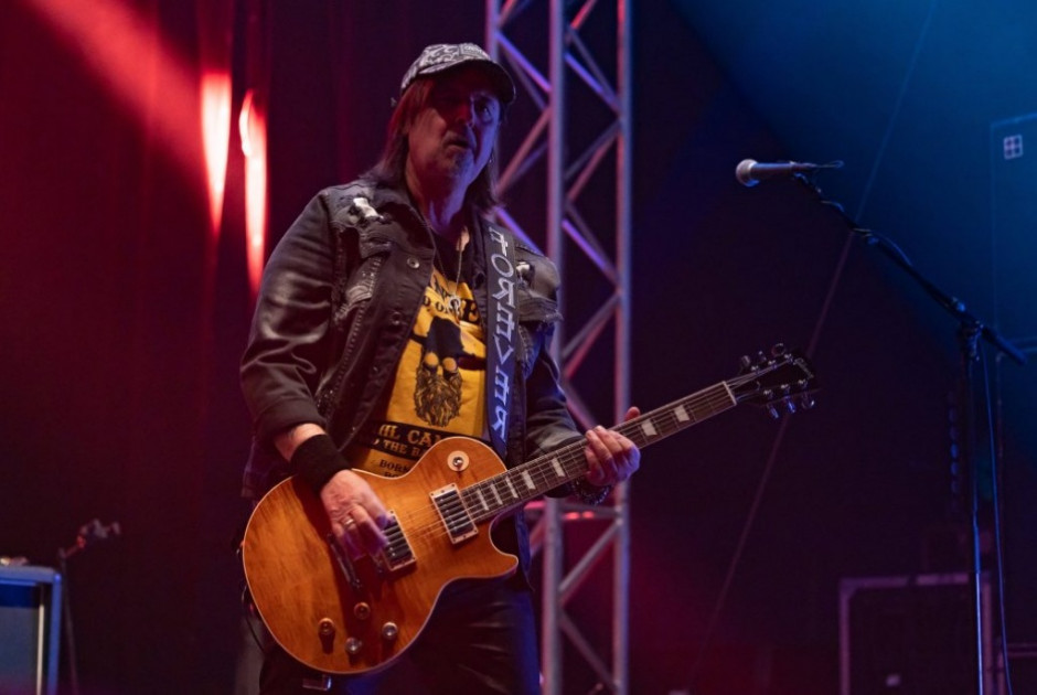 &Pi;έ&theta;&alpha;&nu;&epsilon; &omicron; &kappa;&iota;&theta;&alpha;&rho;ί&sigma;&tau;&alpha;&sigmaf; &tau;&omega;&nu; Mot&omicron;rhead Phil Campbell