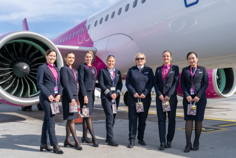 &Pi;&Epsilon;&Tau;&Omega;&Nu;&Tau;&Alpha;&Sigma; &Pi;&Rho;&Omicron;&Sigma; &Tau;&Eta; &Delta;&Iota;&Alpha;&Phi;&Omicron;&Rho;&Epsilon;&Tau;&Iota;&Kappa;&Omicron;&Tau;&Eta;&Tau;&Alpha;: &Eta; WIZZ AIR &gamma;&iota;&omicron;&rho;&tau;ά&zeta;&epsilon;&iota; &mu;&epsilon; &mu;&iota;&alpha; &omicron;&lambda;&omicron;ή&mu;&epsilon;&rho;&eta; &sigma;&upsilon;&nu;ά&nu;&tau;&eta;&sigma;&eta; &gamma;&upsilon;&nu;&alpha;&iota;&kappa;ώ&nu; &alpha;&pi;ό ό&lambda;&eta; &tau;&eta;