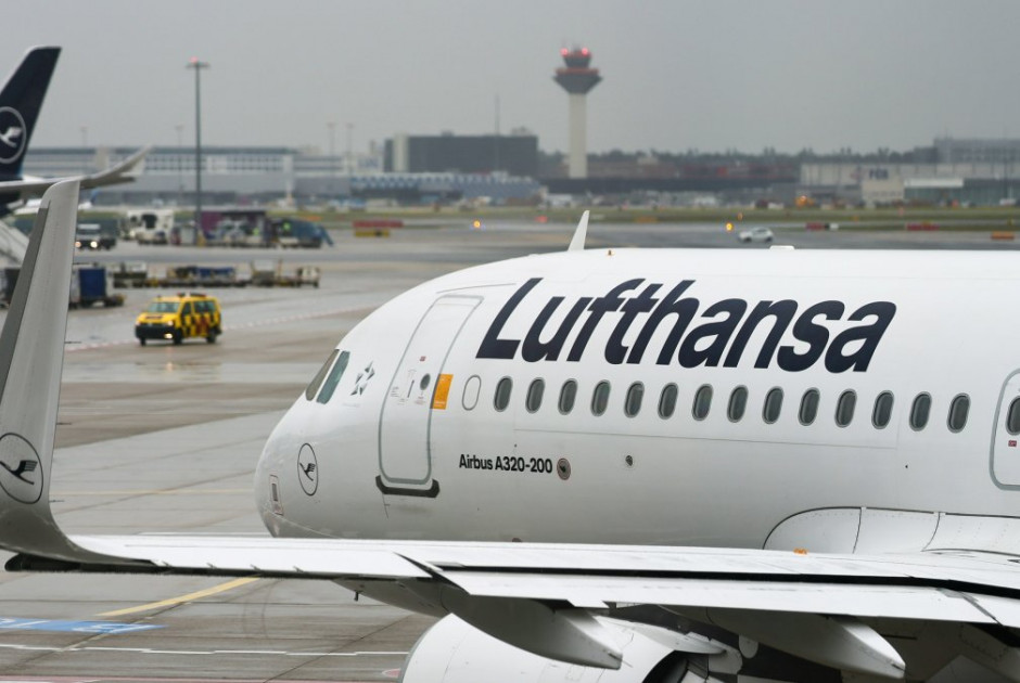 Lufthansa: &Alpha;&kappa;&upsilon;&rho;ώ&sigma;&epsilon;&iota;&sigmaf; &kappa;&alpha;&iota; &kappa;&alpha;&theta;&upsilon;&sigma;&tau;&epsilon;&rho;ή&sigma;&epsilon;&iota;&sigmaf; &epsilon;&kappa;&alpha;&tau;&omicron;&nu;&tau;ά&delta;&omega;&nu; &pi;&tau;ή&sigma;&epsilon;&omega;&nu; &lambda;ό&gamma;&omega; &alpha;&pi;&epsilon;&rho;&gamma;&iota;ώ&nu; &pi;&iota;&lambda;ό&tau;&omega;&nu; &kappa;&alpha;&iota; &pi;&lambda;&eta;&rho;&omega;&mu;ά&tau;&omega;&nu;